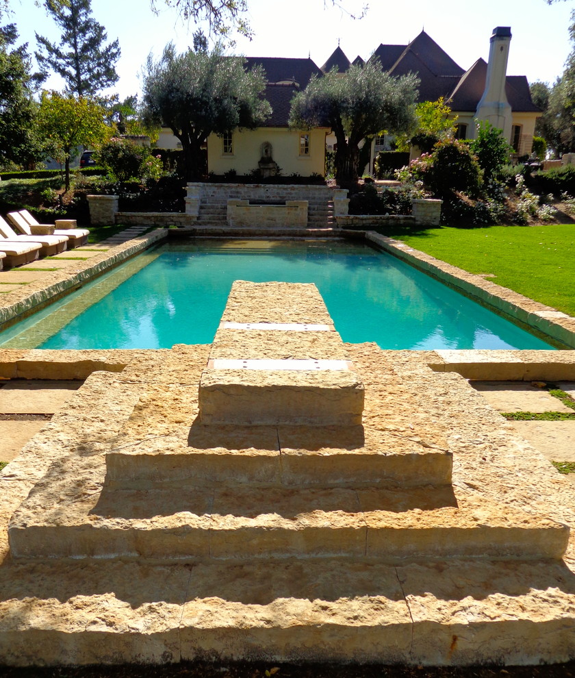 Источник вдохновения для домашнего уюта: большой спортивный, прямоугольный бассейн в классическом стиле с покрытием из каменной брусчатки
