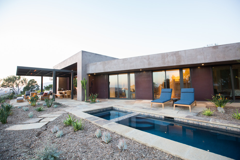 Ispirazione per una piscina monocorsia american style rettangolare dietro casa e di medie dimensioni con una vasca idromassaggio