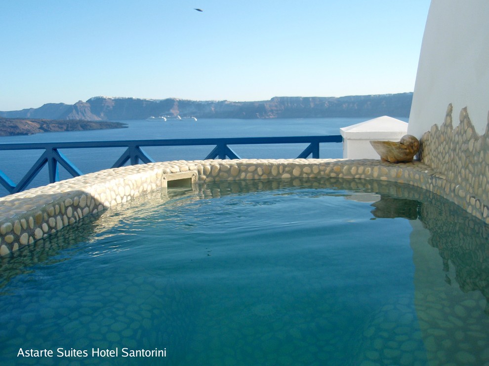 На фото: бассейн в средиземноморском стиле с