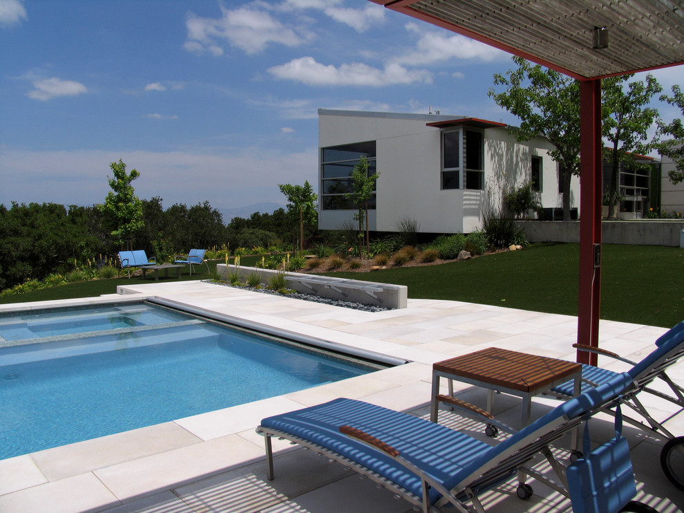 Großer Moderner Pool hinter dem Haus in rechteckiger Form mit Pool-Gartenbau und Natursteinplatten in San Francisco