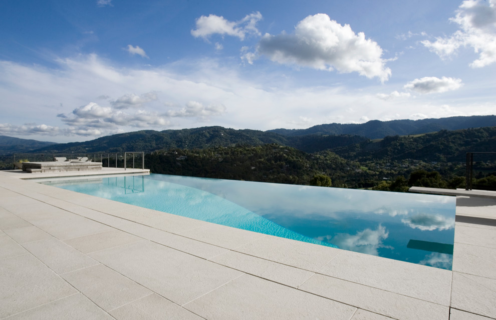 Idée de décoration pour une piscine à débordement design rectangle.