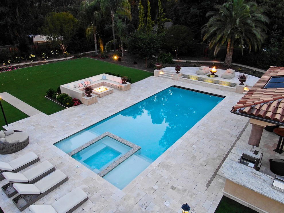 Идея дизайна: большой прямоугольный бассейн на заднем дворе в средиземноморском стиле с домиком у бассейна и покрытием из каменной брусчатки