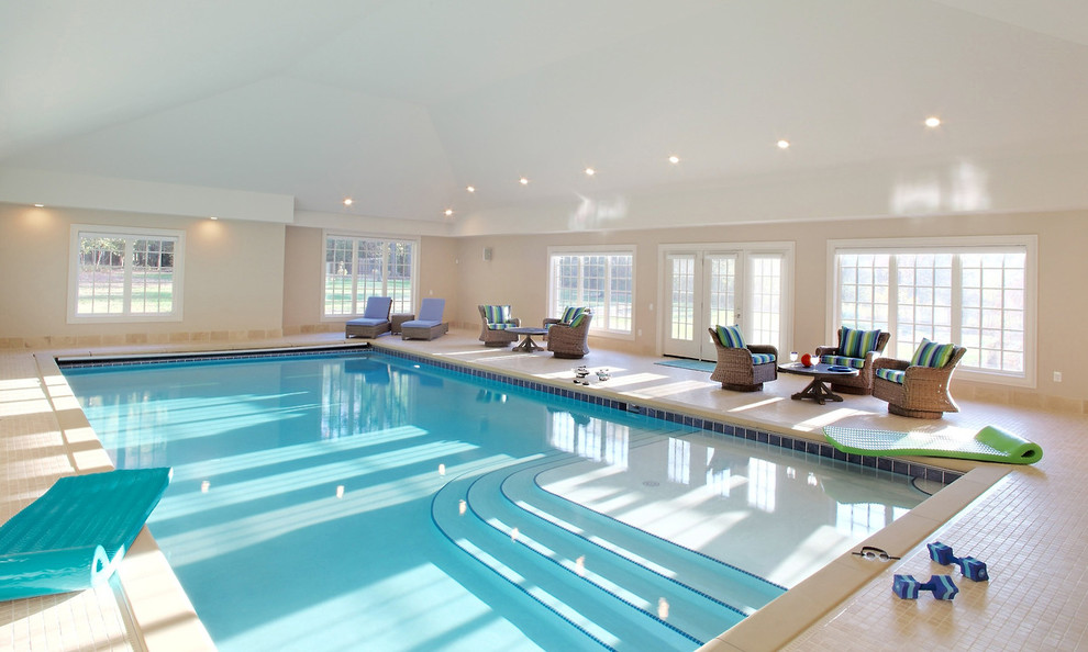Foto de casa de la piscina y piscina alargada tradicional renovada interior y rectangular