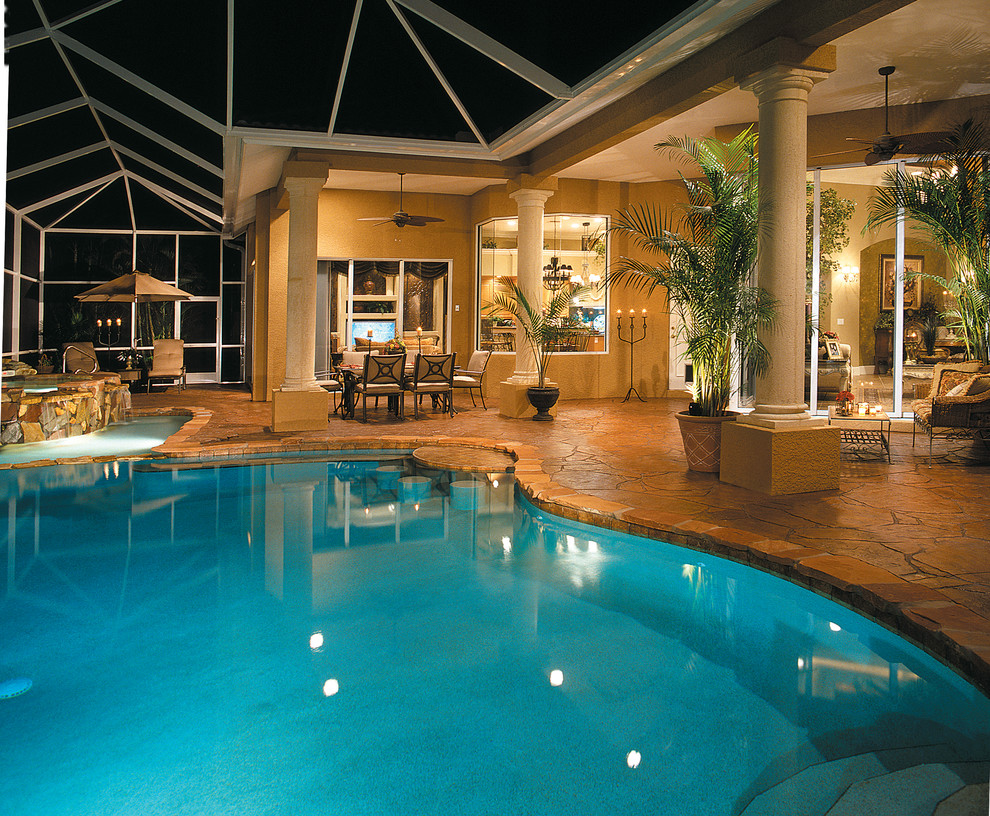 Mittelgroßer Mediterraner Pool hinter dem Haus in individueller Form mit Stempelbeton in Miami