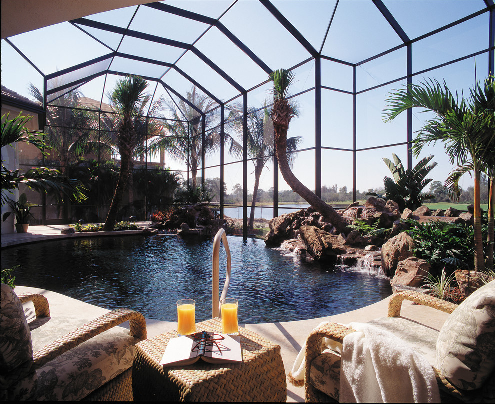 Ispirazione per una grande piscina naturale mediterranea personalizzata dietro casa con fontane e cemento stampato