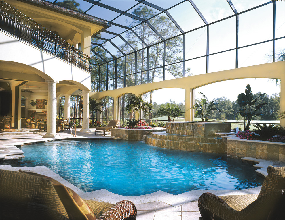 Источник вдохновения для домашнего уюта: огромный бассейн произвольной формы на заднем дворе в средиземноморском стиле с фонтаном и мощением тротуарной плиткой