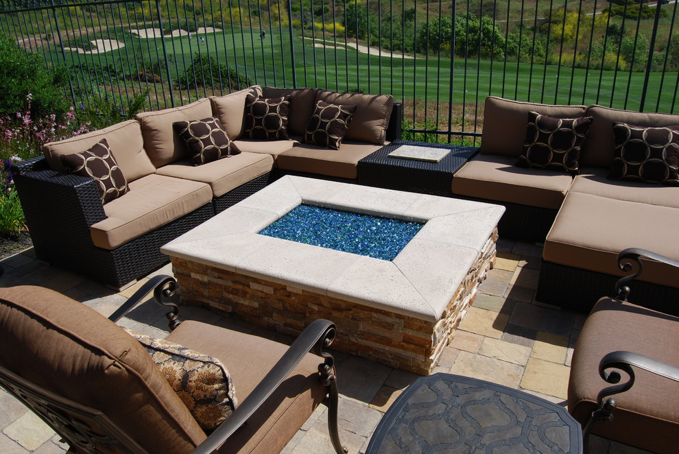 Idee per una grande piscina minimal personalizzata dietro casa con una vasca idromassaggio e pavimentazioni in pietra naturale
