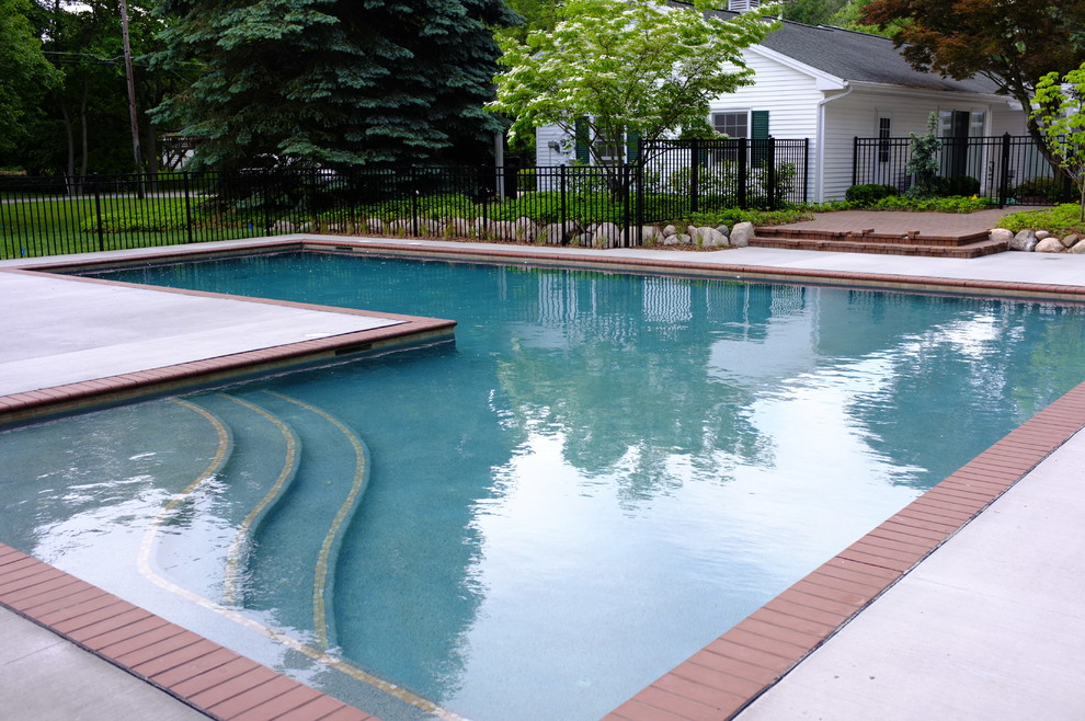 Idee per una grande piscina contemporanea a "L" dietro casa con una dépendance a bordo piscina e pavimentazioni in pietra naturale
