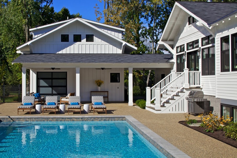 Aménagement d'un grand Abris de piscine et pool houses arrière classique rectangle avec des pavés en béton.