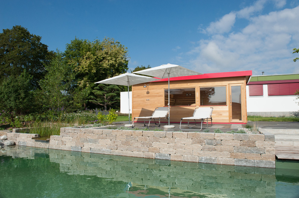 Inspiration pour un Abris de piscine et pool houses latéral traditionnel de taille moyenne et rectangle avec des pavés en pierre naturelle.