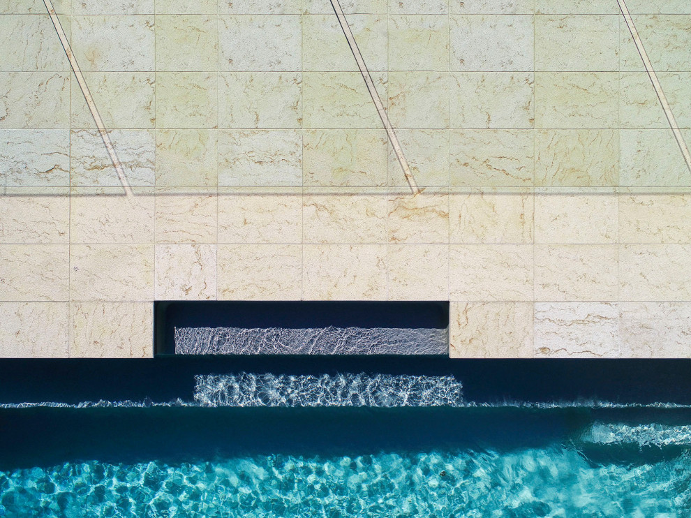 Foto di una piscina monocorsia stile marinaro rettangolare di medie dimensioni e dietro casa con paesaggistica bordo piscina e pavimentazioni in pietra naturale