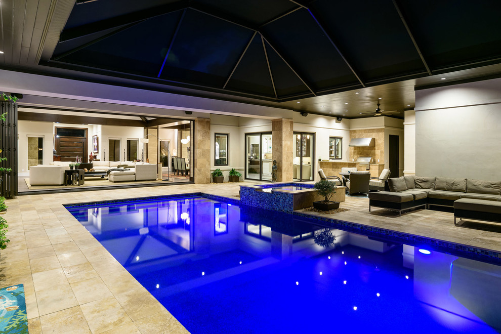 На фото: большой спортивный, прямоугольный бассейн в доме в современном стиле с джакузи и покрытием из плитки