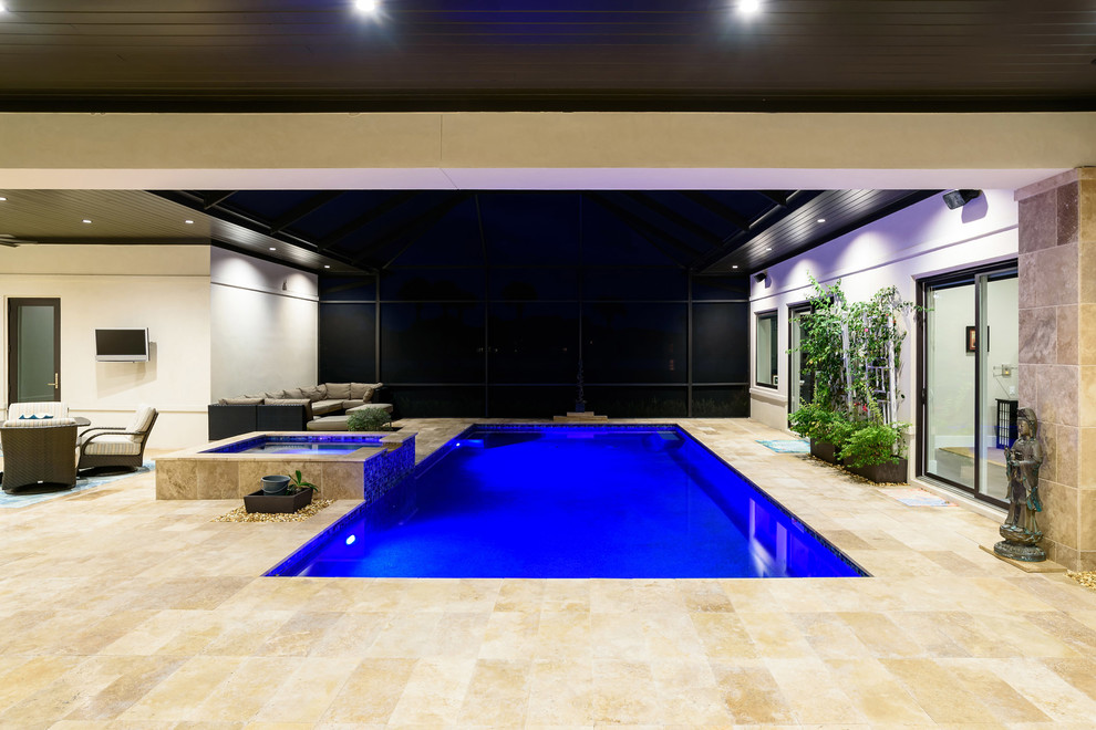 На фото: большой спортивный, прямоугольный бассейн в доме в современном стиле с джакузи и покрытием из плитки с