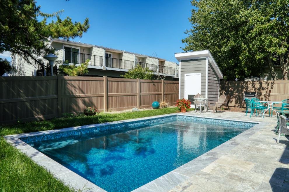 Идея дизайна: маленький прямоугольный бассейн на заднем дворе в классическом стиле с покрытием из каменной брусчатки для на участке и в саду