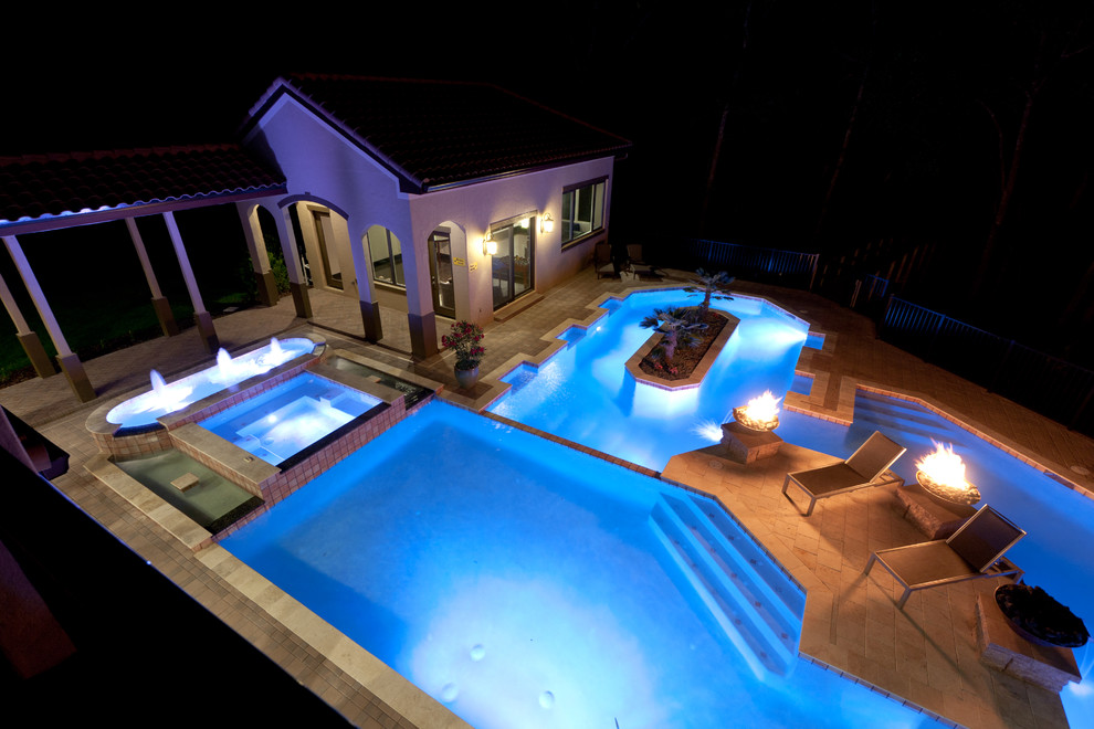 Idee per un'ampia piscina mediterranea personalizzata dietro casa con fontane e pavimentazioni in mattoni