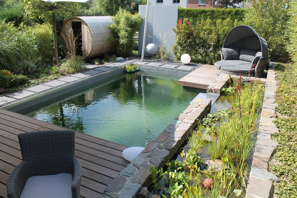 Ispirazione per una piscina naturale country personalizzata di medie dimensioni e nel cortile laterale con pedane