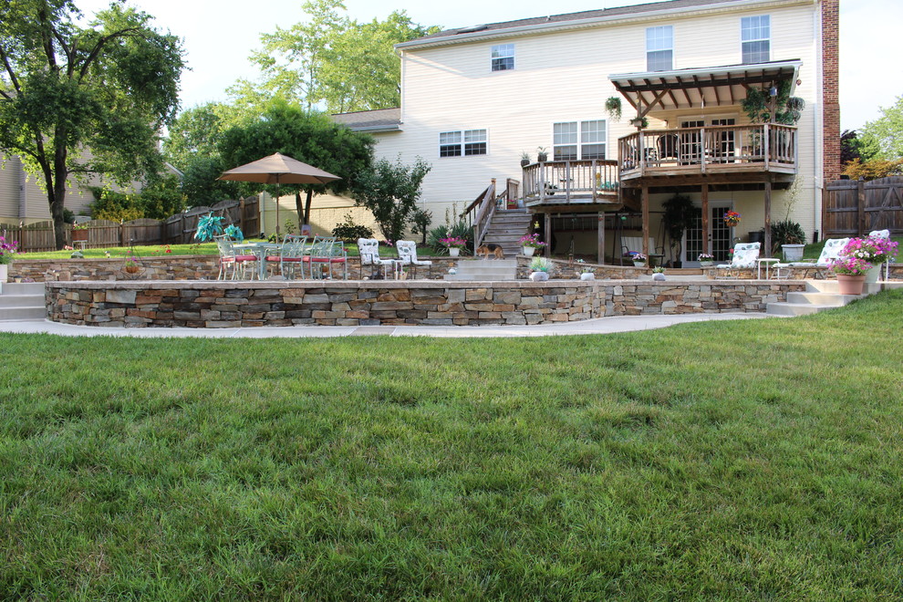 Foto de piscina natural rústica de tamaño medio a medida en patio trasero con losas de hormigón