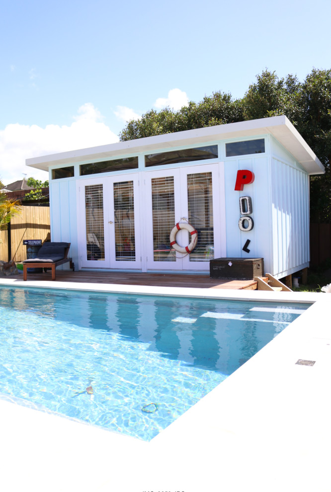 Foto de casa de la piscina y piscina alargada costera de tamaño medio rectangular en patio trasero