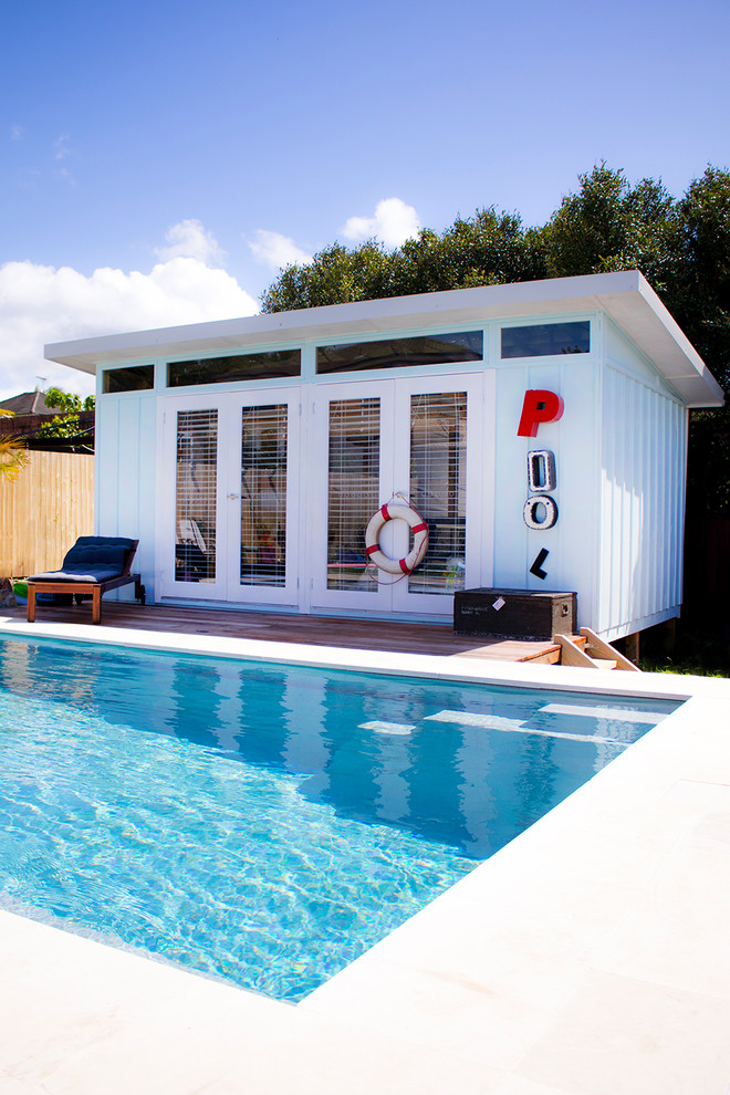 Immagine di una piscina monocorsia stile marino rettangolare di medie dimensioni e dietro casa con una dépendance a bordo piscina