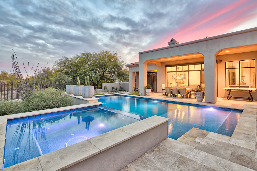 Идея дизайна: большой естественный, прямоугольный бассейн на заднем дворе в современном стиле с мощением тротуарной плиткой