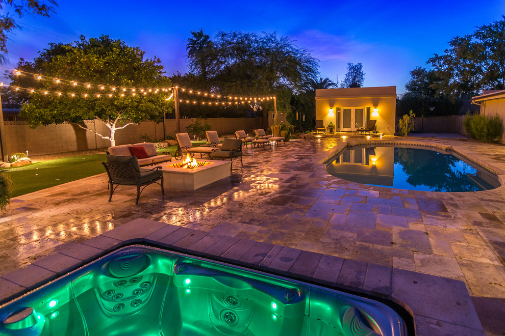 Geräumiger, Gefliester Moderner Pool hinter dem Haus in runder Form in Phoenix