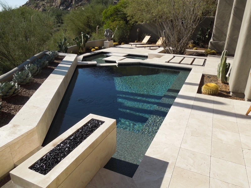 Idée de décoration pour une piscine naturelle et arrière design de taille moyenne et sur mesure avec du carrelage.