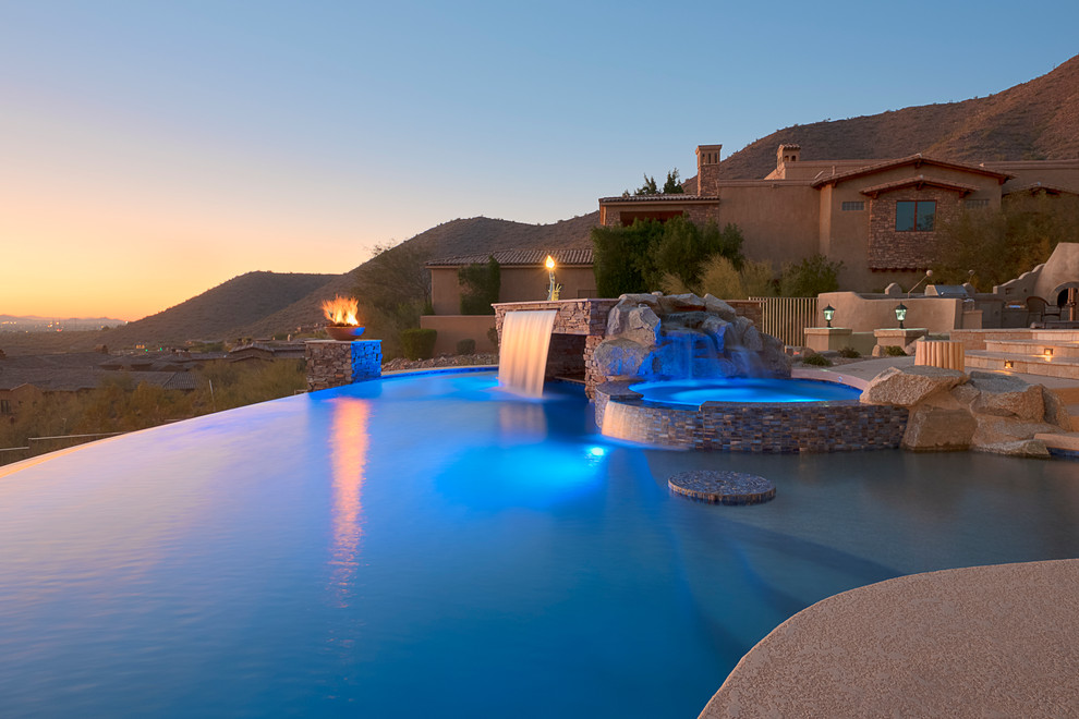 Großer Moderner Infinity-Pool hinter dem Haus in individueller Form mit Wasserspiel und Dielen in Phoenix