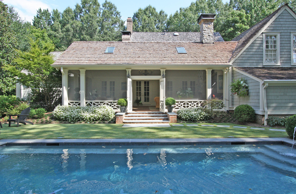 Imagen de piscina con fuente alargada tradicional de tamaño medio rectangular en patio trasero