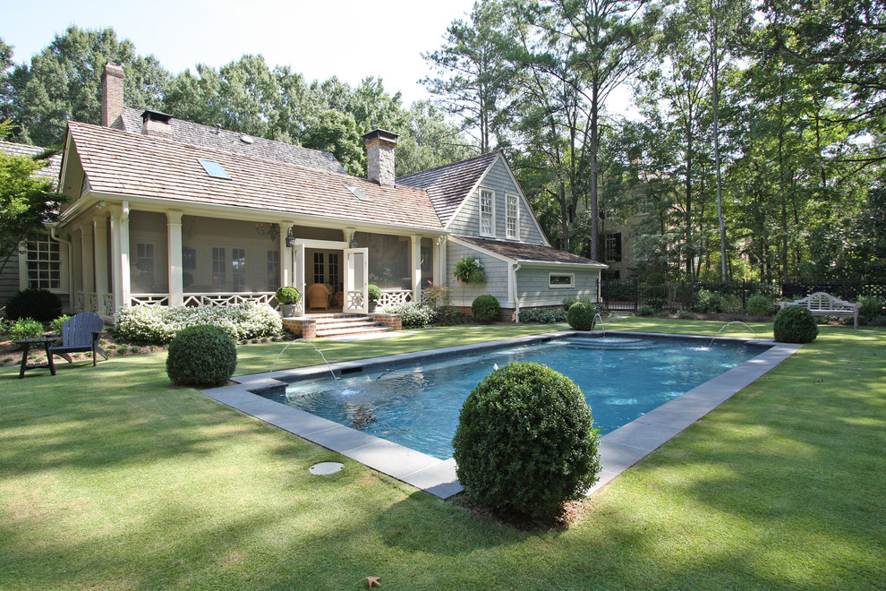 На фото: прямоугольный, спортивный бассейн среднего размера на заднем дворе в классическом стиле с фонтаном