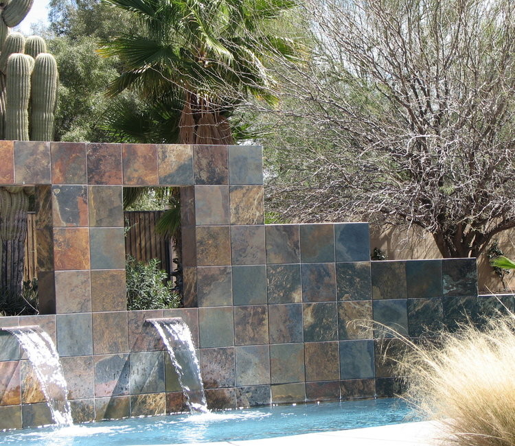Свежая идея для дизайна: бассейн произвольной формы на заднем дворе в стиле фьюжн с фонтаном и покрытием из плитки - отличное фото интерьера