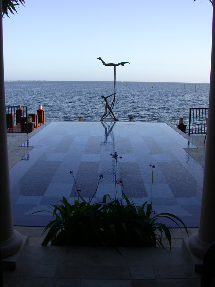 Diseño de casa de la piscina y piscina infinita contemporánea de tamaño medio rectangular en patio trasero con adoquines de hormigón