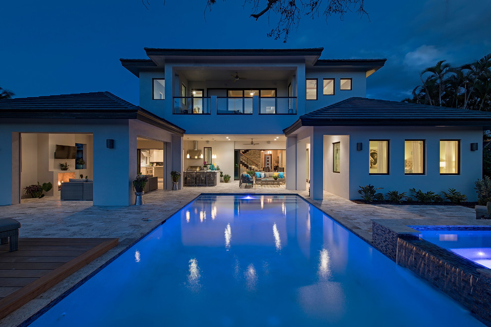 Mittelgroßer Klassischer Pool hinter dem Haus in rechteckiger Form mit Natursteinplatten in Tampa