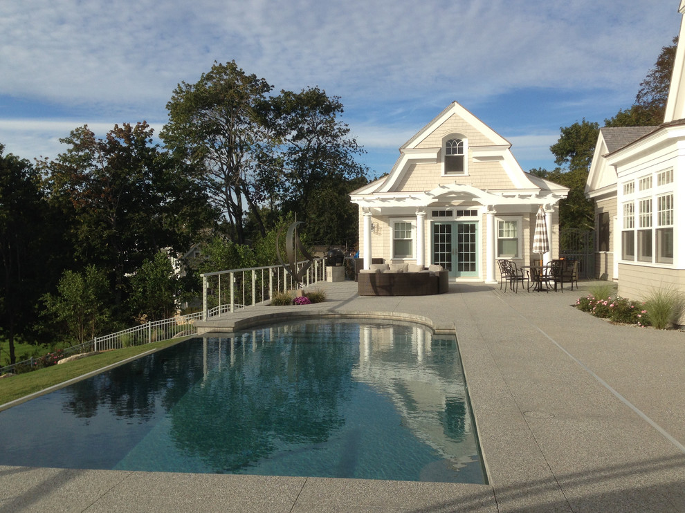 Modelo de piscina infinita costera grande rectangular en patio trasero