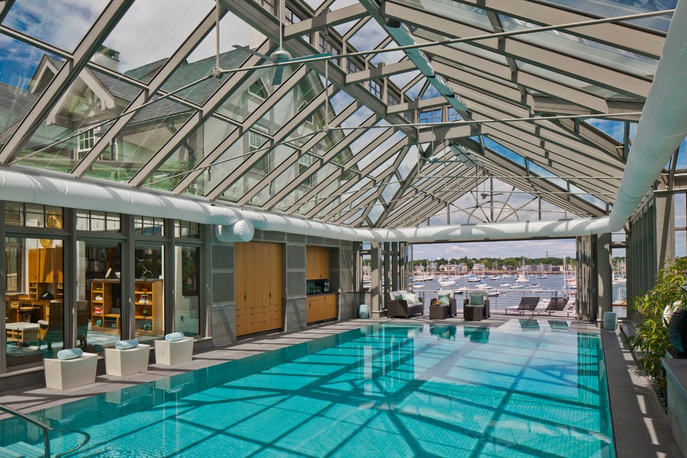 Ispirazione per una grande piscina coperta design rettangolare con pavimentazioni in pietra naturale e una vasca idromassaggio
