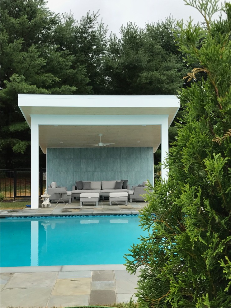 Foto di una grande piscina naturale stile marino rettangolare dietro casa con una dépendance a bordo piscina e pavimentazioni in pietra naturale