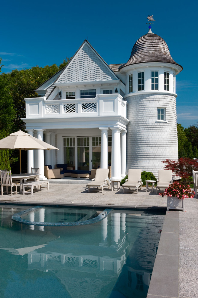 Klassischer Pool hinter dem Haus in rechteckiger Form mit Natursteinplatten in Boston