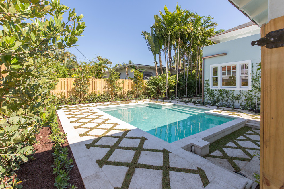 Ispirazione per una piscina mediterranea rettangolare dietro casa con pavimentazioni in pietra naturale