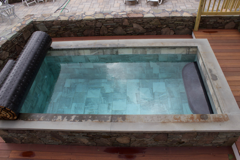 Idée de décoration pour une petite piscine hors-sol et arrière bohème rectangle avec un bain bouillonnant et une terrasse en bois.
