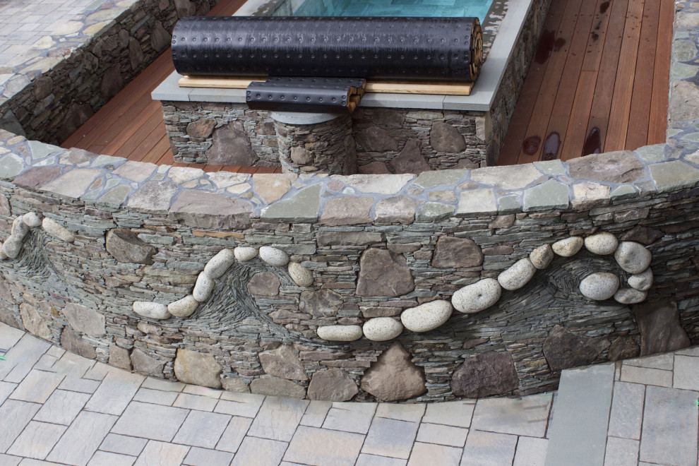 Réalisation d'une petite piscine hors-sol et arrière bohème rectangle avec un bain bouillonnant et une terrasse en bois.