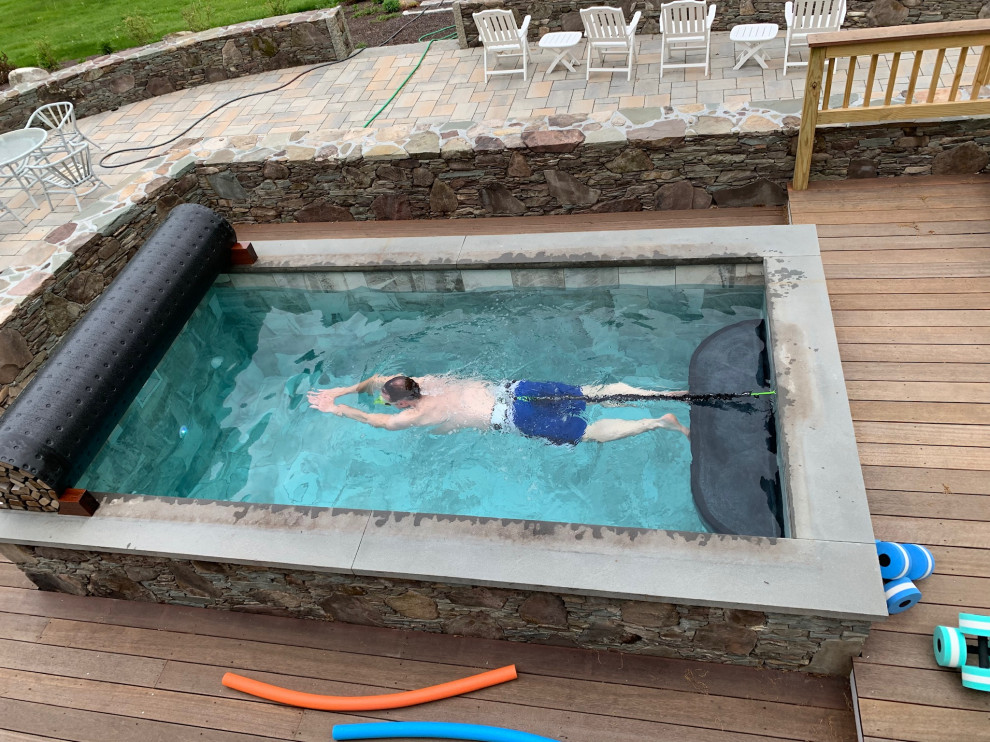 Esempio di una piccola piscina fuori terra boho chic rettangolare dietro casa con una vasca idromassaggio e pedane