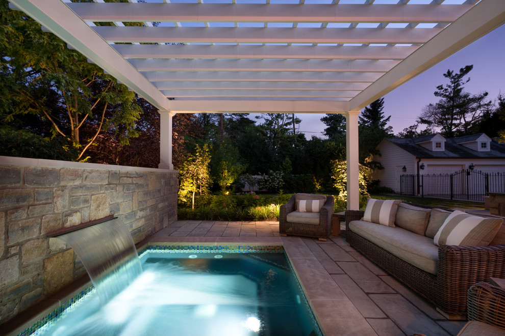 Свежая идея для дизайна: прямоугольный бассейн в стиле неоклассика (современная классика) с фонтаном - отличное фото интерьера