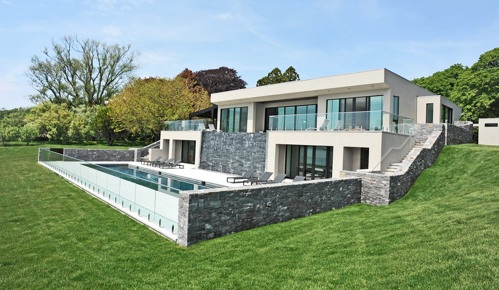 Источник вдохновения для домашнего уюта: естественный, прямоугольный бассейн среднего размера на заднем дворе в современном стиле с домиком у бассейна и покрытием из бетонных плит
