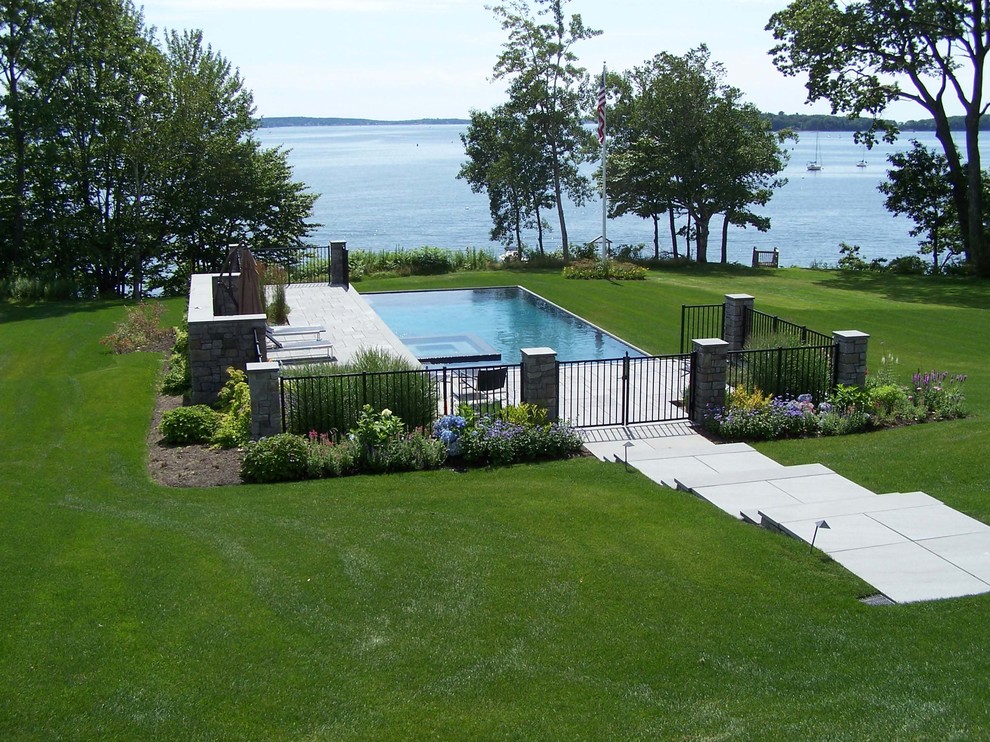 Modelo de piscinas y jacuzzis alargados contemporáneos de tamaño medio rectangulares en patio trasero con adoquines de hormigón