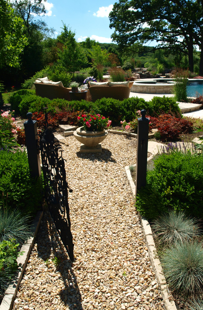 Идея дизайна: большой естественный бассейн произвольной формы на заднем дворе в стиле кантри с покрытием из гравия