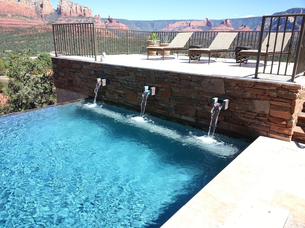 Idées déco pour une grande piscine à débordement et arrière contemporaine rectangle avec un point d'eau et du carrelage.