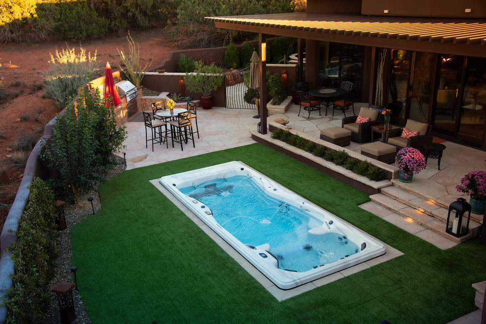 Kleiner Moderner Garten hinter dem Haus in Phoenix