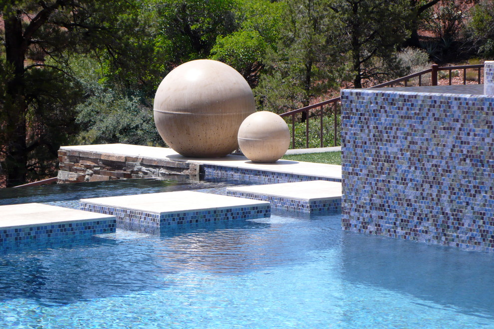 Стильный дизайн: бассейн-инфинити произвольной формы на заднем дворе в стиле модернизм с фонтаном и настилом - последний тренд