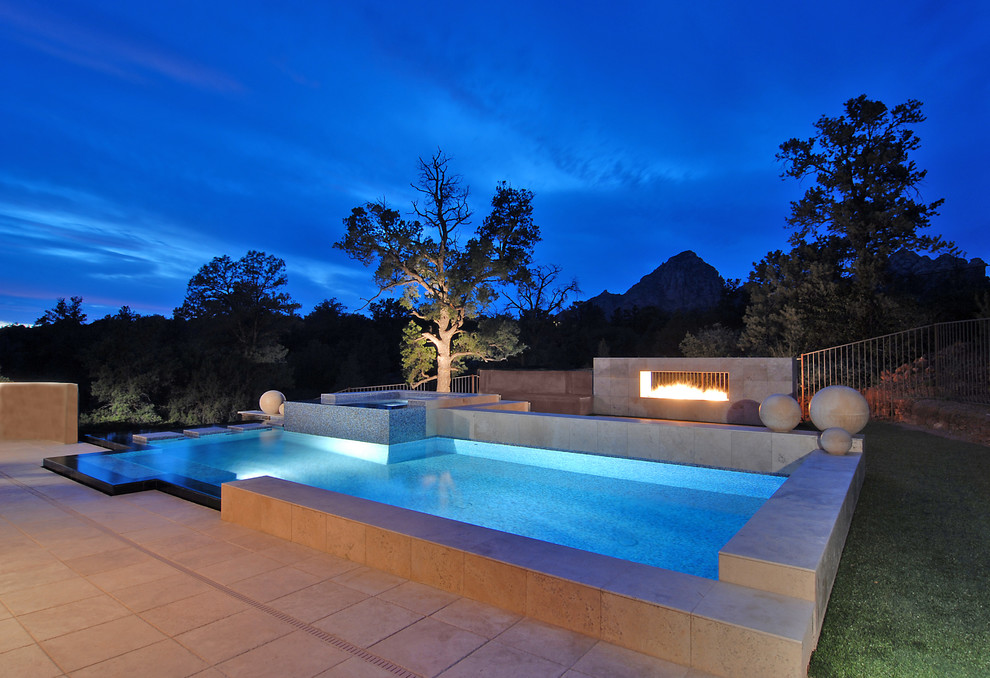 Foto de piscina con fuente infinita moderna de tamaño medio a medida en patio trasero con entablado