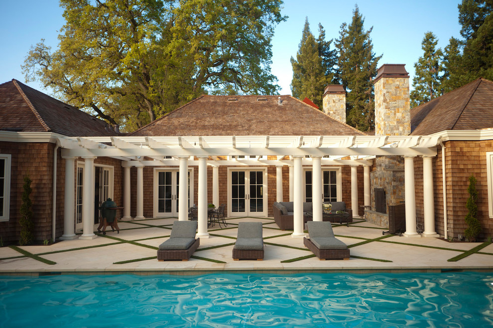 На фото: бассейн в классическом стиле с покрытием из каменной брусчатки с