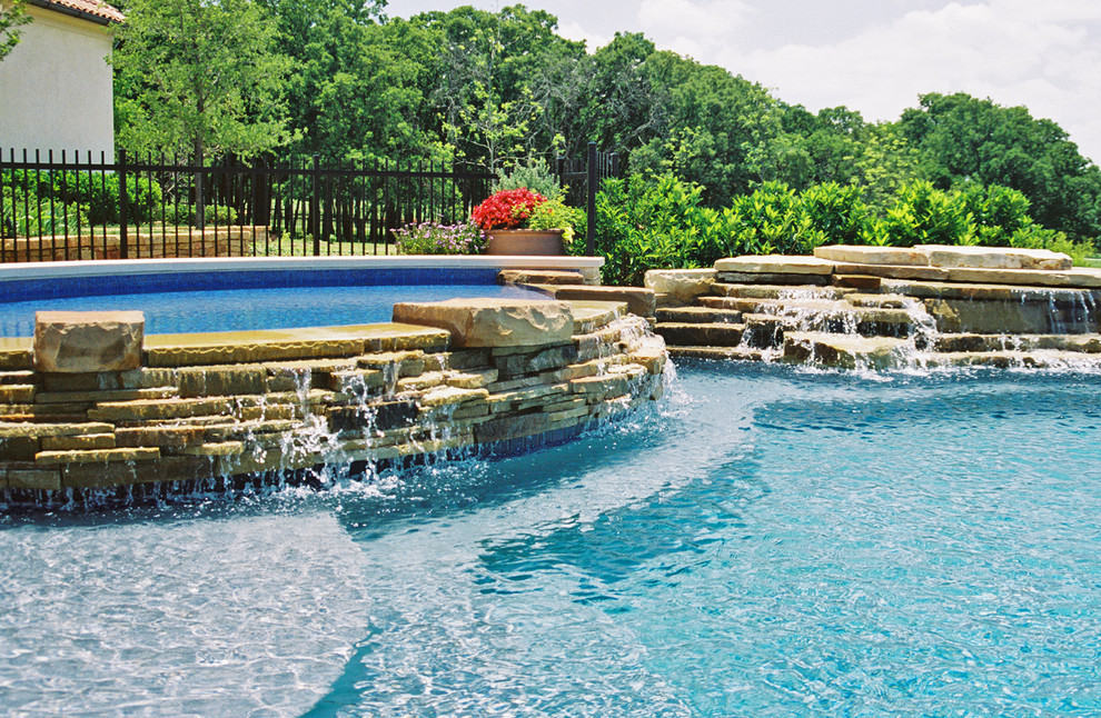 Example of an eclectic pool design in Dallas
